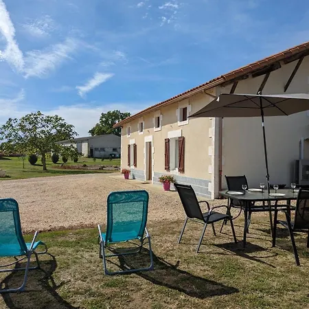 Maison Au Calme Avec Grand Jardin Et Confort En Charente Limousine - Fr-1-653-133 펜션 *
