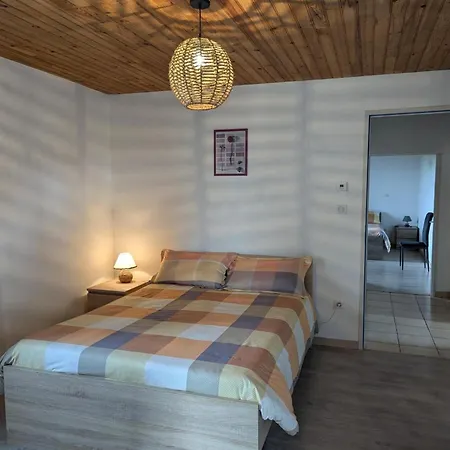Maison Au Calme Avec Grand Jardin Et Confort En Charente Limousine - Fr-1-653-133 * Oradour-Fanais