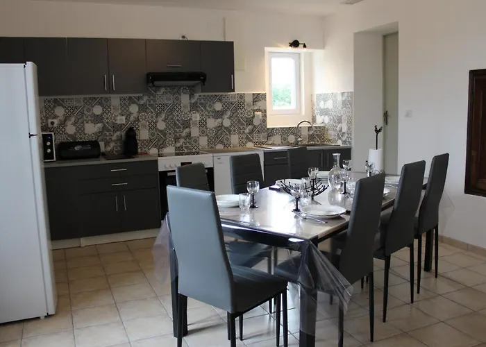 Maison Au Calme Avec Grand Jardin Et Confort En Charente Limousine - Fr-1-653-133 * Oradour-Fanais