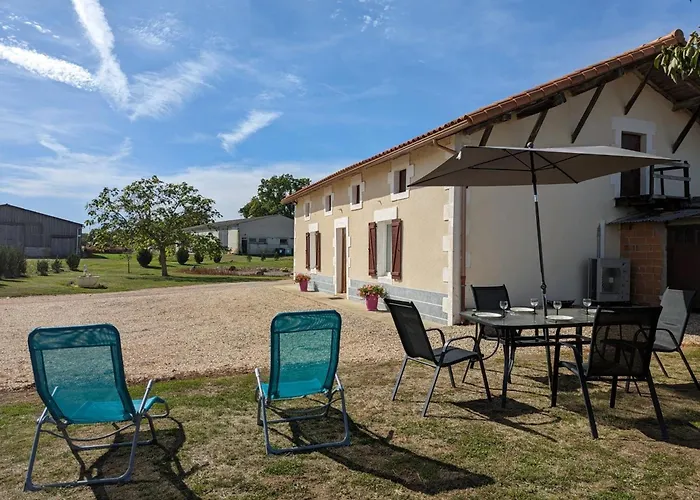 Maison Au Calme Avec Grand Jardin Et Confort En Charente Limousine - Fr-1-653-133 度假居 *
